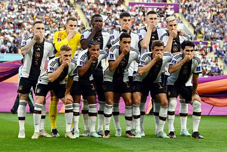 Saksan jalkapallomaajoukkueen pelaajat peittivät suunsa joukkuekuvassa vastalauseen kansainväliselle jalkapalloliitolle.
