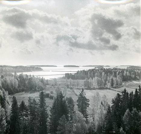 Otsolahti oli vielä 1940-luvulla rakentamatonta. Kuvassa meren päällä siintää Jorvaksentie, nykyisen Länsiväylän edeltäjä, joka rakennettiin vuosina 1933–1938.