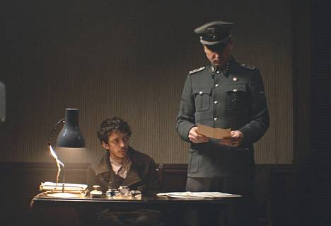 Nahuel Pérez Biscayart näyttelee elokuvassa juutalaismiestä, joka joutuu Lars Eidingerin esittämän kapteenin vallan alle.