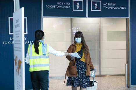 Saapuvat matkustajat saivat henkilökunnalta ohjeita Helsinki-Vantaan lentoasemalla elokuun alussa kun siellä alkoi vapaaehtoinen koronavirustestaus.