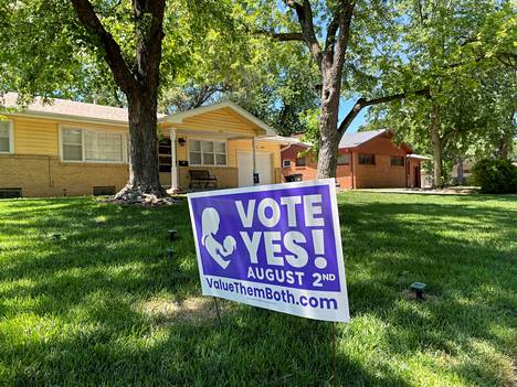 Kyltti, jossa kehotetaan äänestämään aborttioikeuden kumoamista, seisoi omakotitalon pihassa Wichitassa Kansasissa 11. heinäkuuta.