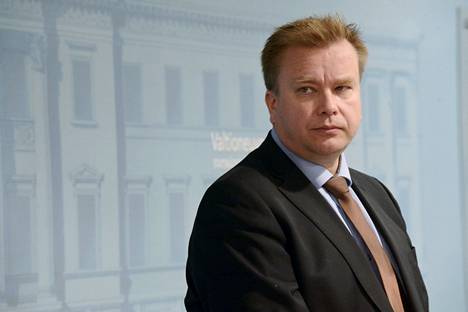 Puolustusministeri Antti Kaikkonen kertoi tiedotustilaisuudessa keskiviikkona Helsingissä kehysriihessä sovituista hallituksen investoinneista Suomen turvallisuuteen. 