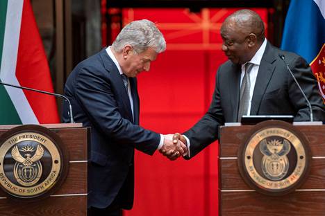 Presidentti Sauli Niinistö ja Etelä-Afrikan presidentti Cyril Ramaphosa kättelivät tiedotustilaisuudessa tiistaina.