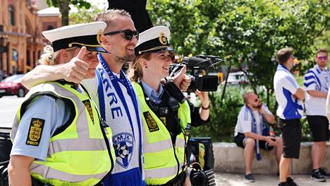 EM-jalkapallo | Suomi on niin iihaanaa! Huuhkajien historiallinen EM-ottelu käsillä – tältä Kööpenhaminassa näyttää tänään