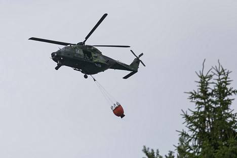 Puolustusvoimien NH-90 -helikopteri oli mukana maastopalon sammutustöissä Pyhärannan kunnassa Varsinais-Suomessa heinäkuussa 2018.