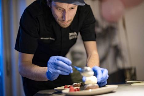 Miro Banikin työtä on valmistaa ihmisille ravintolaruokaa heidän kodeissaan.