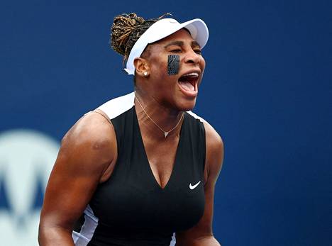 Serena Williams juhli voittoa pitkän tauon jälkeen.