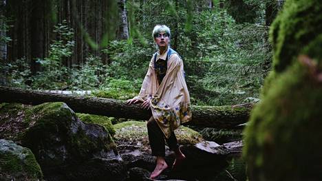 Goblincore yhdistelee fantasiaelementtejä, kiiltäviä esineitä ja maanläheisiä värejä. Elian Seppälä on kuvannut goblintyyliä. Mallina on Johanna Koivisto.