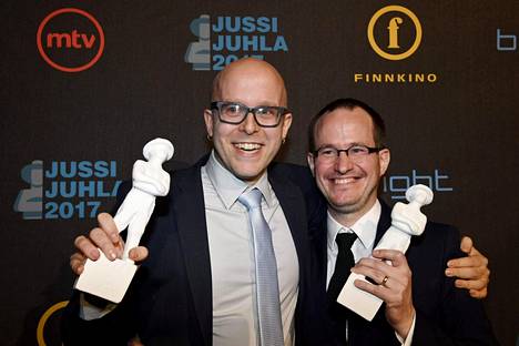 Parhaan elokuvan Jussi-patsaan vastaanottivat ohjaaja Juho Kuosmanen ja tuottaja Jussi Rantamäki (vas.) elokuvasta Hymyilevä mies.