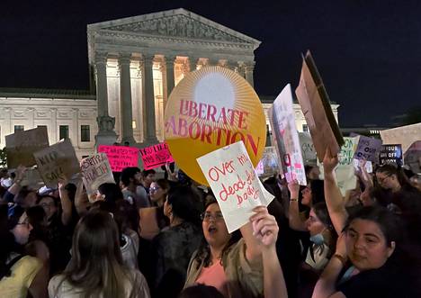 Mielenosoittajat säntäsivät Yhdysvaltain korkeimman oikeuden talon eteen maanantai-iltana Washingtonissa, kun Politico-lehti uutisoi, että oikeus olisi kumoamassa aborttioikeuden liittovaltiotasolla.