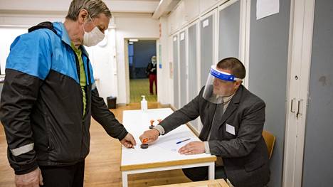 Kuntavaalit | Helsingin vaaliuurnilla käy äänestäjiä aiempien vuosien vauhdilla – Pitäjänmäessä äänestäjiä motivoi neljä isoa kysymystä