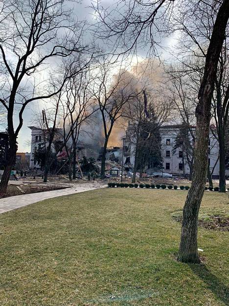 Kuvatoimisto AFP:n välittämä kuva Mariupolin tuhoutuneesta draamateatterista. Kuva on julkaistu alun perin Donetskin itäisen alueen kuvernöörin Pavlo Kyrylenkon Telegram-kanavalla torstaina.