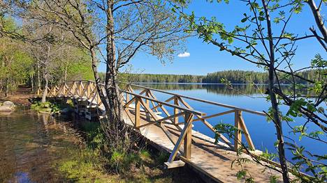 Yksi Liesjärven suosituimmista reiteistä on Kyynäränharju, jonka varrella voi ihailla kapean kannaksen molemmin puolin järvimaisemia.