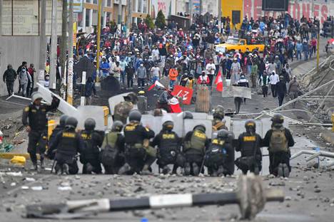 Mellakkapoliisit ja Perun hallitusta vastustavat mielenosoittajat ottivat yhteen Arequipan kaupungissa 19. tammikuuta.
