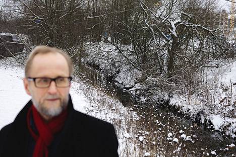 Asukasaktiivi Tommi Ruohonen kritisoi Turkua liian hanakasta rakentamisinnosta. Pitkämäen alueella virtaava Saukonoja on esimerkki uhanalaisesta kaupunkiluonnosta.