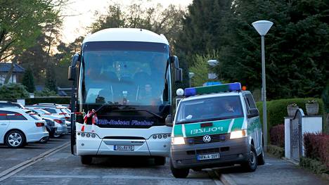 Poliisi tutki Borussia Dortmundin bussia iskun jälkeen huhtikuussa.