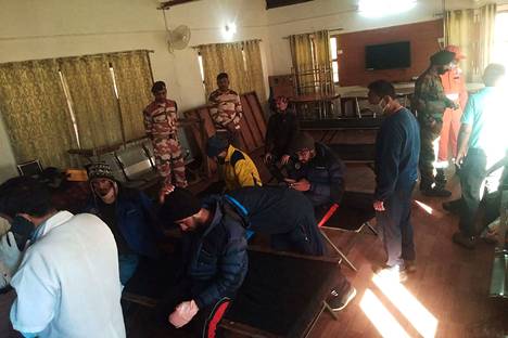 Lumivyöryn alta evakuoituja ihmisiä Uttarakhandin osavaltiossa keskiviikkona.