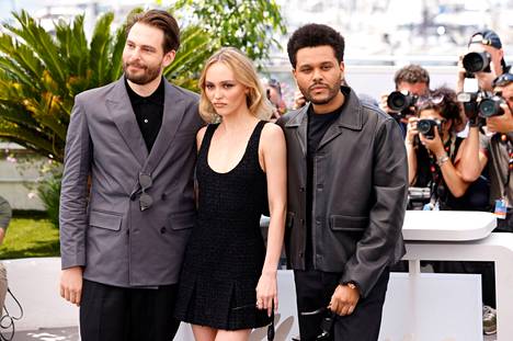 Sam Levinson, Lily-Rose Depp ja Abel ”The Weeknd” Tesfaye Cannesin elokuvajuhlilla. 