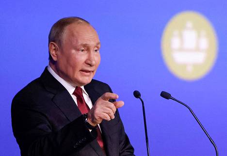 Venäjän presidentti Vladimir Putin puhui Pietarin talousfoorumissa perjantaina.