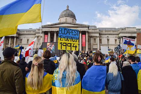 Lontoossa Ukrainan tueksi maaliskuussa järjestetyssä mielenosoituksessa muistutettiin Budapest memorandum -sopimuksesta, jonka mukaan Britannia, Ranska ja Venäjä takasivat Ukrainan, Kazakstanin ja Valko-Venäjän turvallisuuden vastineena sille, että nämä maat luovuttivat Venäjälle niiden alueille jääneet Neuvostoliiton aikaiset ydinaseet. 