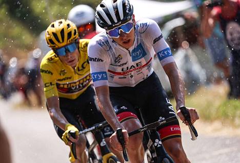 Jonas Vingegaard (takana) ja Tadej Pogačar kisaavat rehdisti Tour de Francen voitosta.