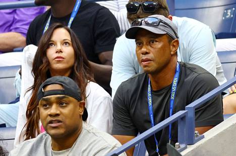 Erica Herman (vas.) ja Tiger Woods nähtiin 31. elokuuta 2022 seuraamassa Serena Williamsin ottelua tenniksen US Openissa.