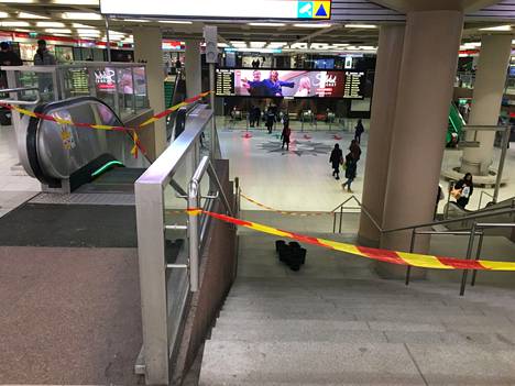 Puolet Rautatientorin metroasemalle vievästä portaikosta on suljettuna vuodon takia.