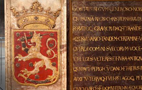 Ruotsin kuninkaan Kustaa Vaasan (1496–1560) hautamonumentissa on hänen leijonatunnuksensa. Se innoitti myöhemmin Suomen vaakunan suunnittelijaa.