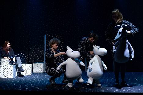 Heini Maaranen (left) watches Moomin, Niiskuneid and Nipsu go with the Samu character, with the help of Reetta Moilanen, Elena Rekola and Riina Tikkanen.