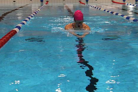 Kolmatta vuotta kilpauintia harrastava Laura Kaksonen käy harjoituksissa viisi kertaa viikossa. Kaksonen ei kuitenkaan haaveile uimarin urasta.