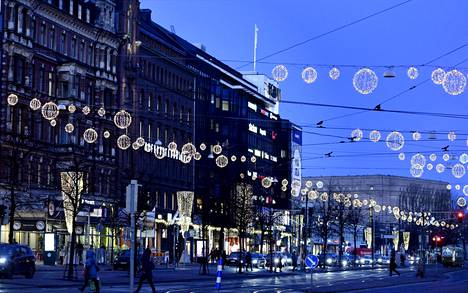 Mannerheimintien jouluvalot Helsingin aamuhämärissä 22. joulukuuta.
