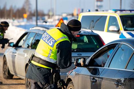 Ruotsin poliisi tarkasti rajanylitysliikennettä ja negatiivisia koronatestejä Tornion ja Haaparannan rajalla viime talvena.