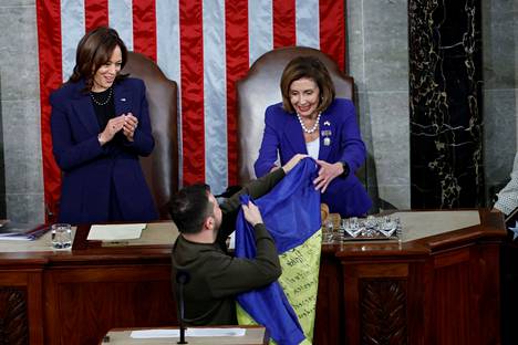 Last week, the president of Ukraine, Vladimir Zelensky, gave the speaker of the House of Representatives, Nancy Pelosi (right), and the vice-president of the United States, Kamala Harris, a Ukrainian flag with autographs and wishes from Ukrainian soldiers.  Photo: Evelyn Hokshtein / Reuters