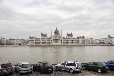 Unkarin parlamenttitalo Tonavan rannalla Budapestissä, Budan puolelta nähtynä.