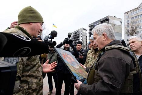 Sauli Niinistö sai aluepuolustusjoukoilta lahjaksi venäläisen ammuslaatikon kanteen maalatun ikonin.