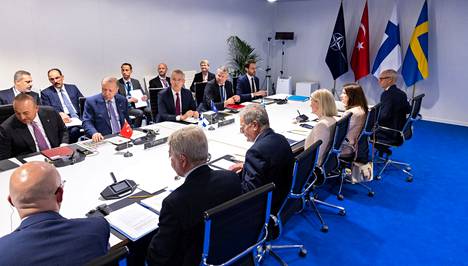 Presidentti Sauli Niinistön, Ruotsin pääministerin Magdalena Anderssonin ja Turkin presidentin Recep Tayyip Erdoğanin tapaaminen alkoi myöhään iltapäivällä Madridissa. Huoneessa olivat myös maiden ulkoministerit sekä Naton pääsihteeri Jens Stoltenberg.