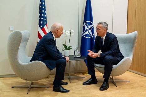Yhdysvaltain presidentti Joe Biden (vas.) on vakuuttanut koko ajan, että jos joku neuvottelee, se on Ukraina. Biden keskusteli Naton pääsihteerin Jens Stoltenbergin kanssa Brysselissä 24. maaliskuuta.