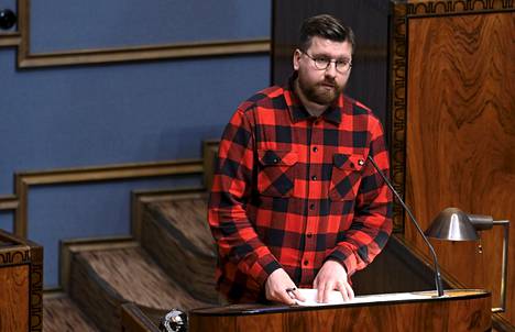 In the plenary session of the Basic Finns Sebastian Tynkkyne parliament in April 2022.