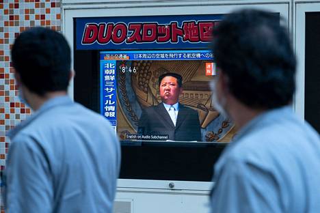 Ihmiset kävelivät television ohitse Tokiossa tiistaina. Ruudulla näytettiin arkistokuvaa Pohjois-Korean diktaattorista Kim Jong-unista sen jälkeen kun Pohjois-Korea oli ampunut ohjuksen Japanin yli.