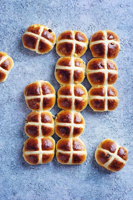 Ristin koristama pulla eli ”hot cross bun” on brittien pääsiäisherkku:  vähäsokerinen herkku maistuu paahdettuna, suklaapaloilla tai pähkinöillä  maustettuna - Ruoka 