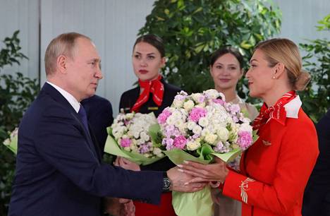 Vladimir Putin tapasi Aeroflotin työntekijöitä ja ilmailualan opiskelijoita Moskovassa maaliskuun alussa 2022. Putin onnitteli tilaisuudessa naisia tuolloin tulossa olevan naistenpäivän kunniaksi.