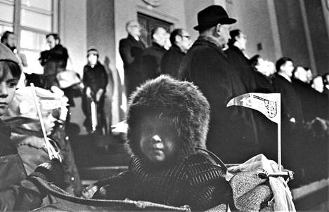 Kaksivuotias Mika oli varannut kunniapaikan Kuusankosken kaupunkijuhlissa. Lastenvaunut oli sijoitettu mieskuoron viereen kaupungintalon edessä.