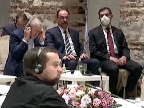Venäläinen oligarkki Roman Abramovitš (vas.) kuunteli Turkin presidentin Recep Tayyip Erdoganin (ei kuvassa) alustuspuhetta neuvottelujen alkaessa Istanbulissa tiistaina. 