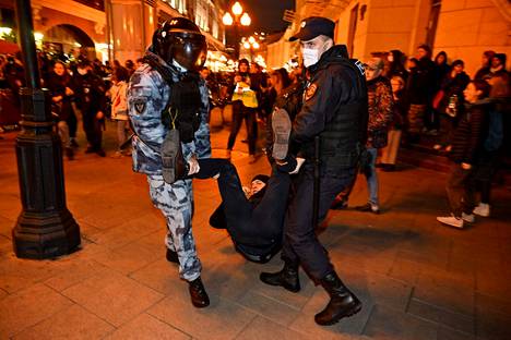 Poliisit ottivat kiinni liikekannallepanoa vastustaneen mielenosoittajan Moskovassa 21. syyskuuta.
