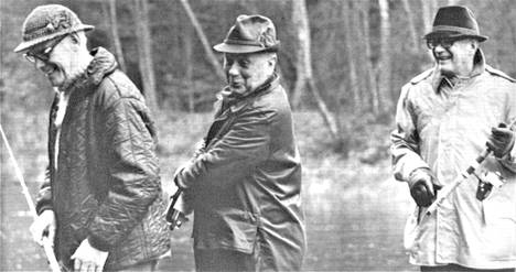 Presidentti Kekkosella ei ollut sunnuntaina kalaonnea Mörrum-joella. Kalaretki oli siitä huolimatta hauska. Presidentin kalaseurueessa olivat mm. johtaja Göte Borgström (vas.) ja ylijohtaja Tauno V. Mäki.