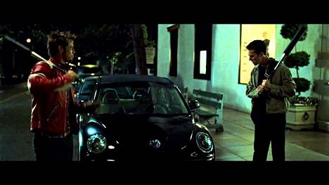 Brad Pitt ja Edward Norton panevat palasiksi Volkswagen New Beetlen, ja siihen sisältyy tärkeä viesti.