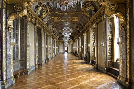 Tukholman kuninkaanlinnan komeimpia tiloja on loistokas Kaarle XI:n galleria, jonka esikuvana on Versaillesin kuulu Peilisali. – Artikkelin kuvat ovat Kuninkaallisen mahdin näyttämöt -teoksen kuvitusta.