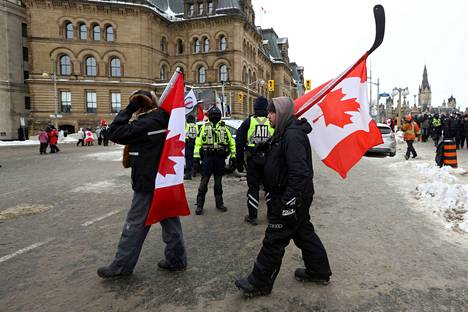 Mielenosoittajat ovat kerääntyneet vastustamaan hallituksen koronarajoituksia erityisesti Kanadan pääkaupunkiin Ottawaan.