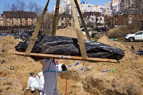 Kiovan alueelta Butšasta löydettiin keväällä joukkohauta. Ukrainalaistutkijat nostivat ruumiita ylös 14. huhtikuuta.