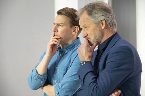 Yvan (Aku Hirviniemi) ja Marc (Taneli Mäkelä) ovat levottomia yhteisen ystävänsä Sergen toimista ja taidekäsityksestä.